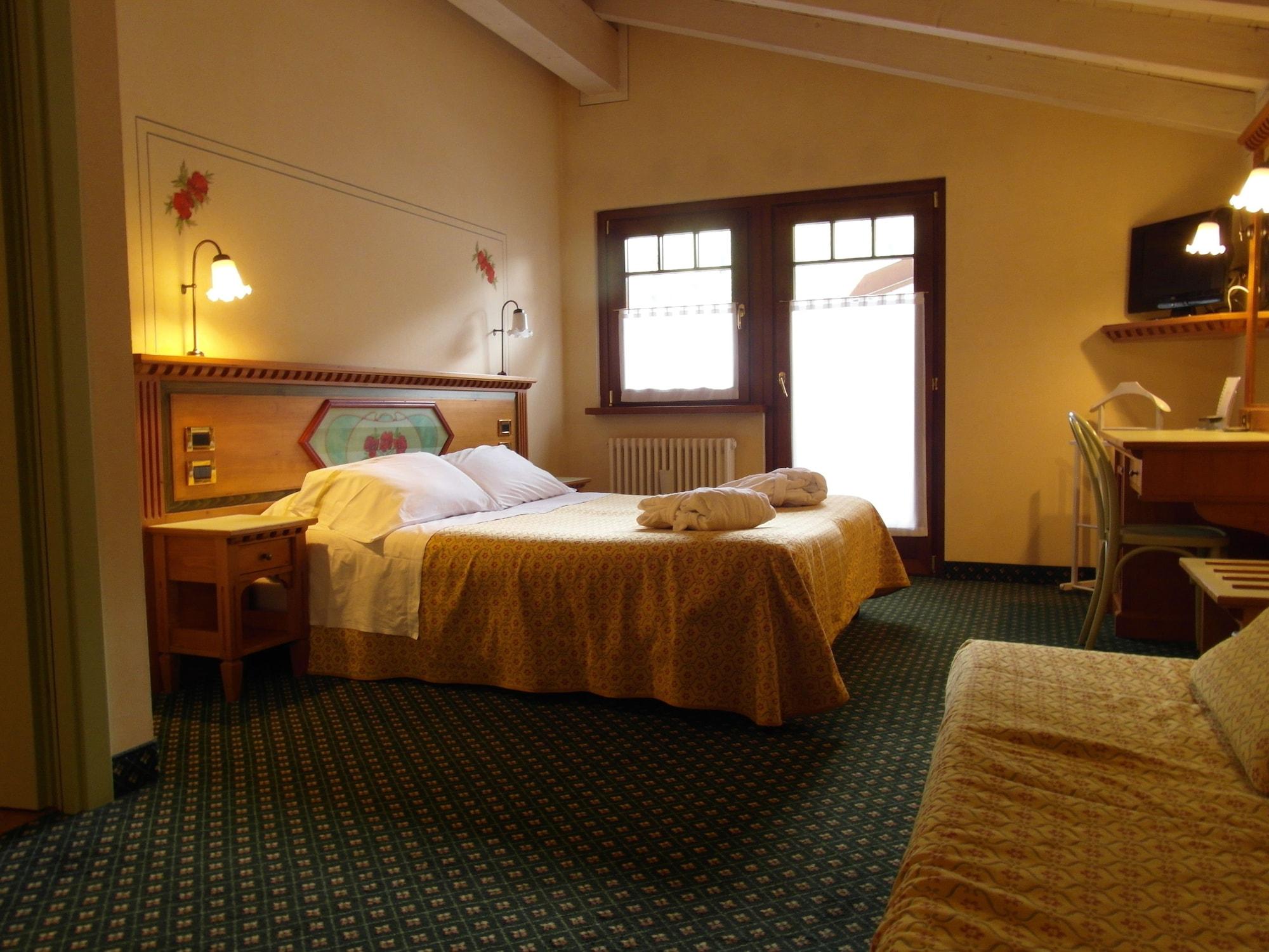 Hotel Ideal Мадонна-ди-Кампильо Экстерьер фото