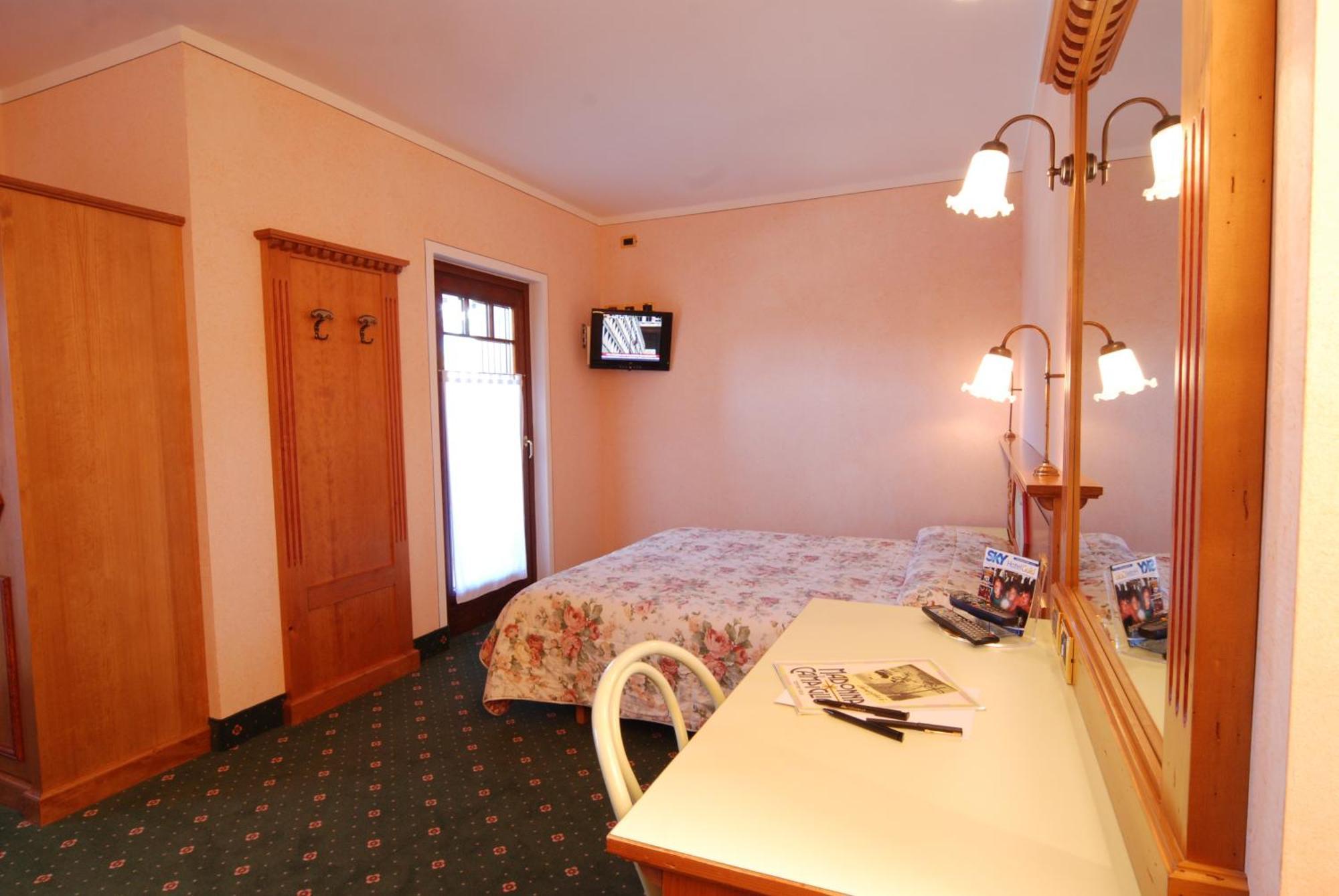 Hotel Ideal Мадонна-ди-Кампильо Экстерьер фото