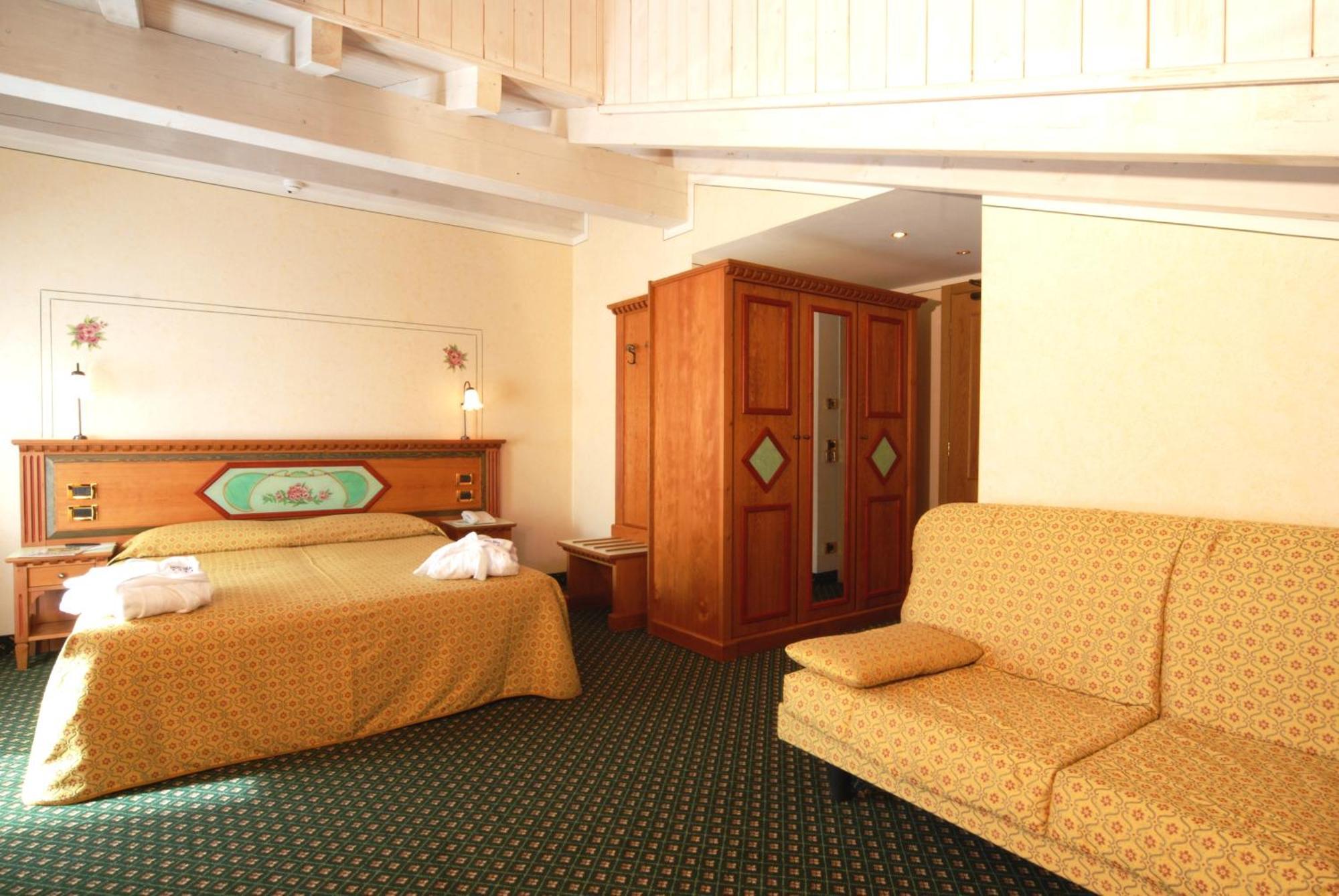 Hotel Ideal Мадонна-ди-Кампильо Экстерьер фото