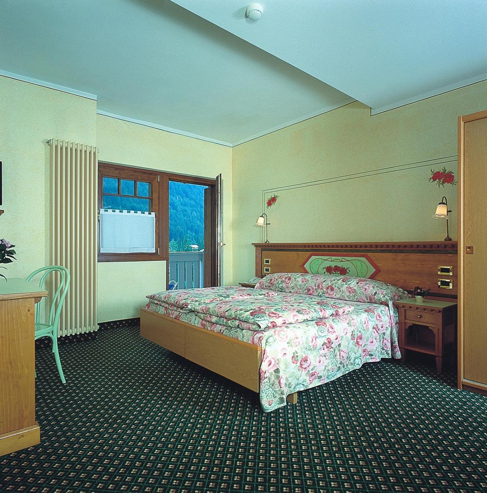 Hotel Ideal Мадонна-ди-Кампильо Экстерьер фото
