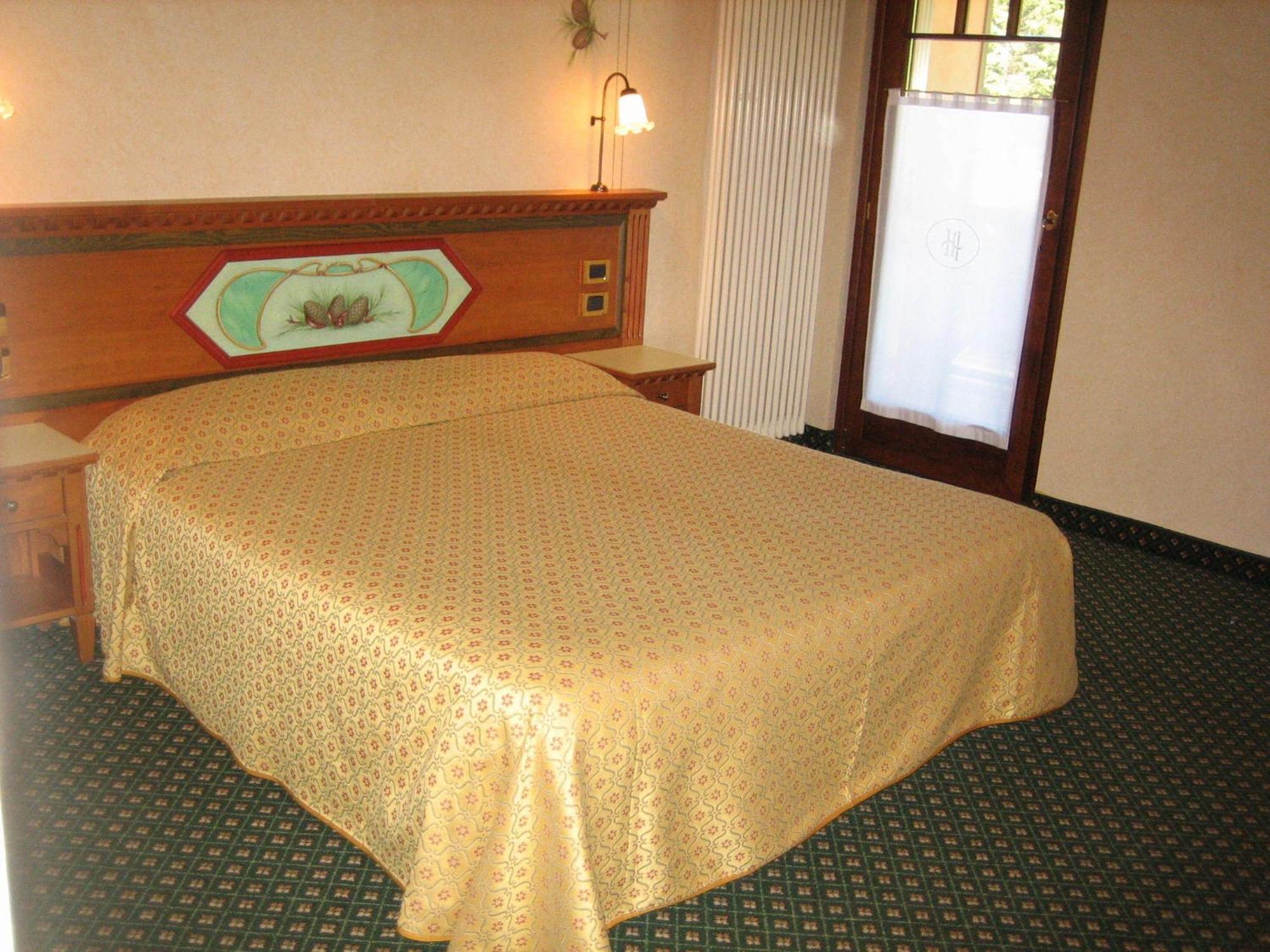 Hotel Ideal Мадонна-ди-Кампильо Экстерьер фото