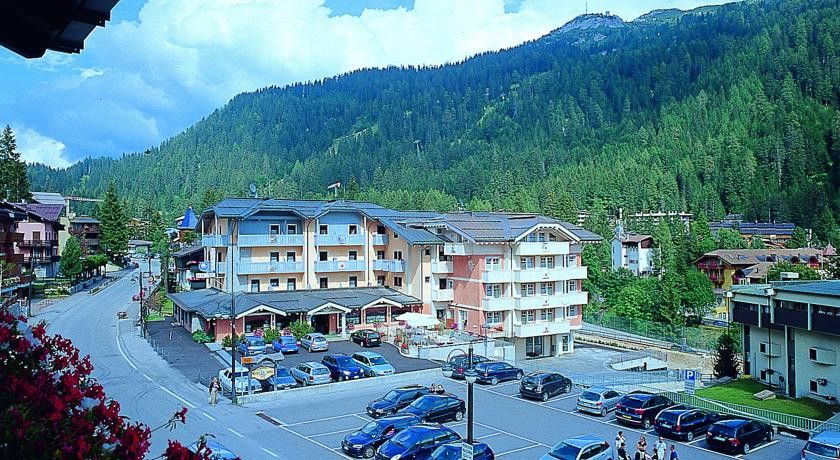 Hotel Ideal Мадонна-ди-Кампильо Экстерьер фото