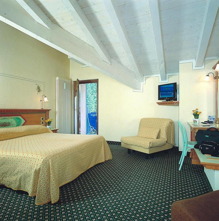 Hotel Ideal Мадонна-ди-Кампильо Экстерьер фото