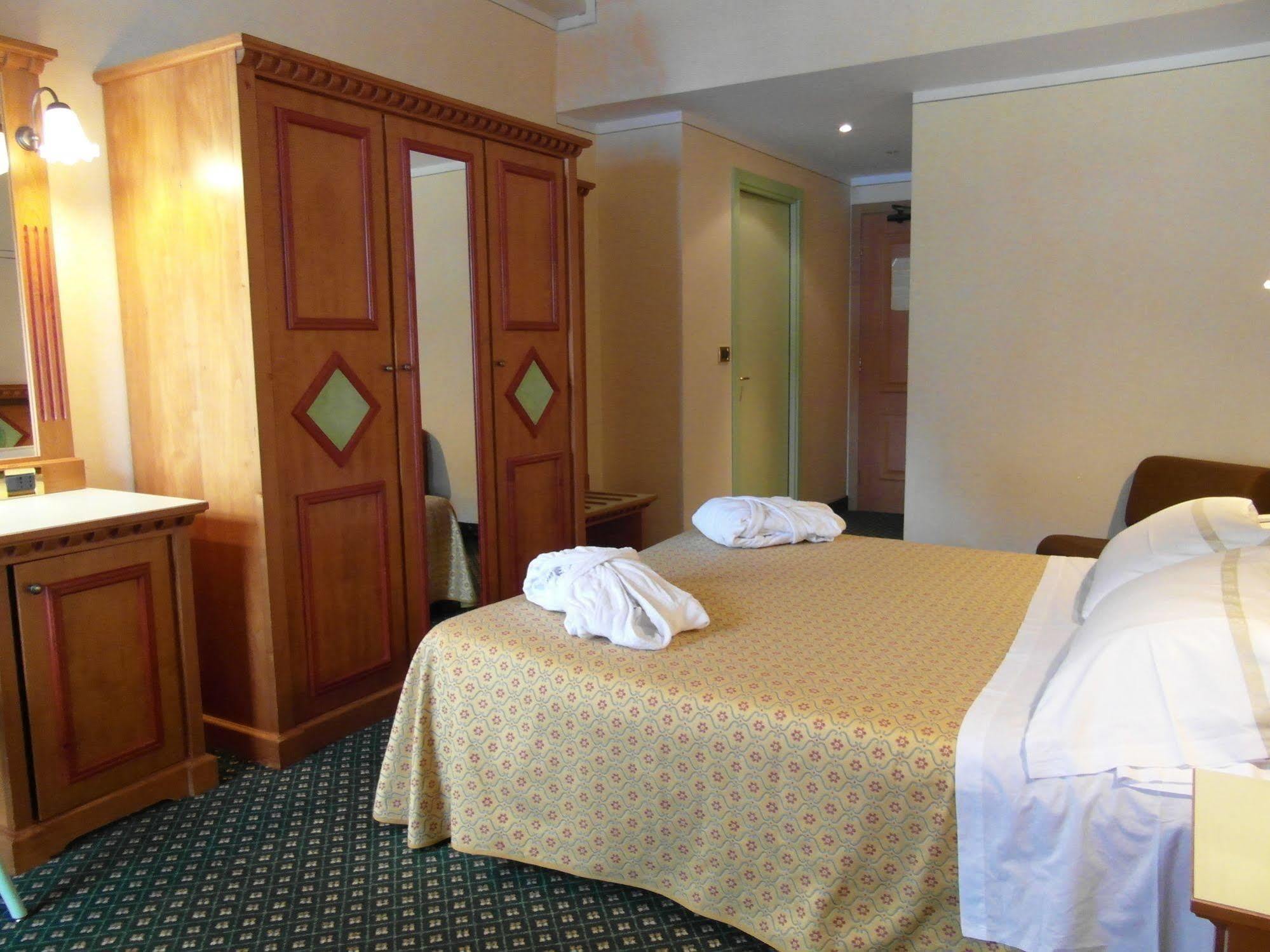 Hotel Ideal Мадонна-ди-Кампильо Экстерьер фото