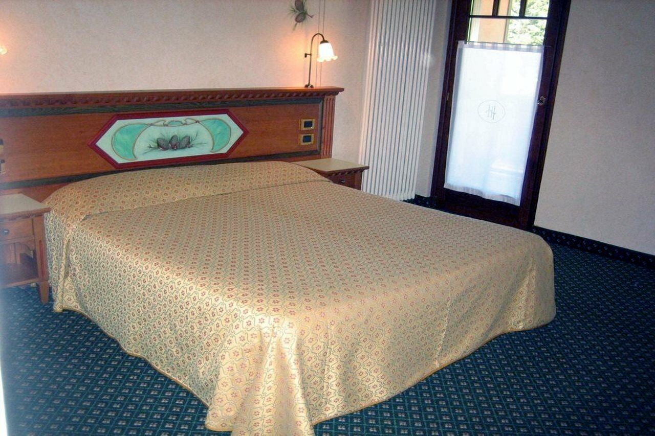 Hotel Ideal Мадонна-ди-Кампильо Экстерьер фото